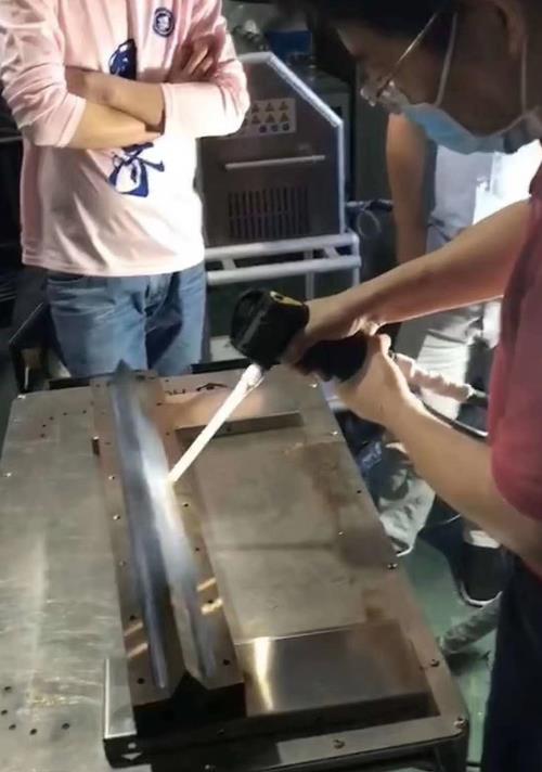 干冰清洗模具过程